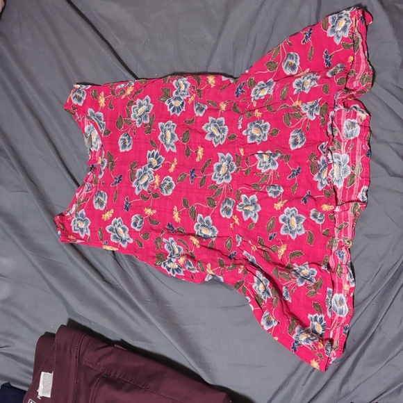 Sleeveless pink floral top 🌺 light and airy - Picture 5 of 11